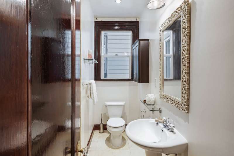 Efficient design with a pedestal sink and large shower-over-tub.