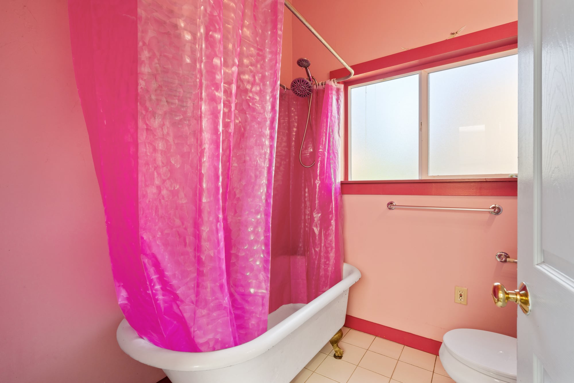 Photo of lower level bathroom with tub at 2621 Bryant
