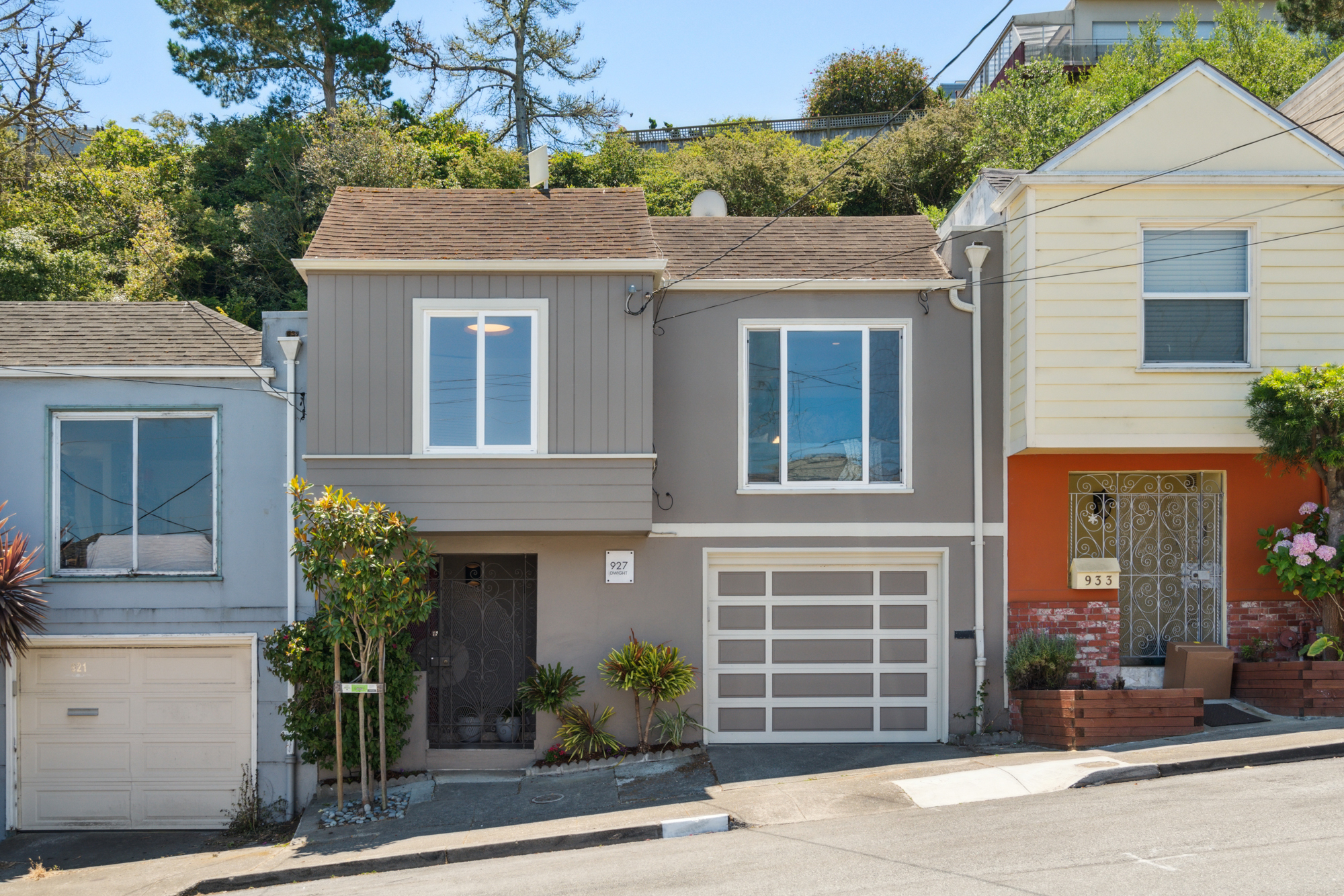 The front facade at 927 Dwight