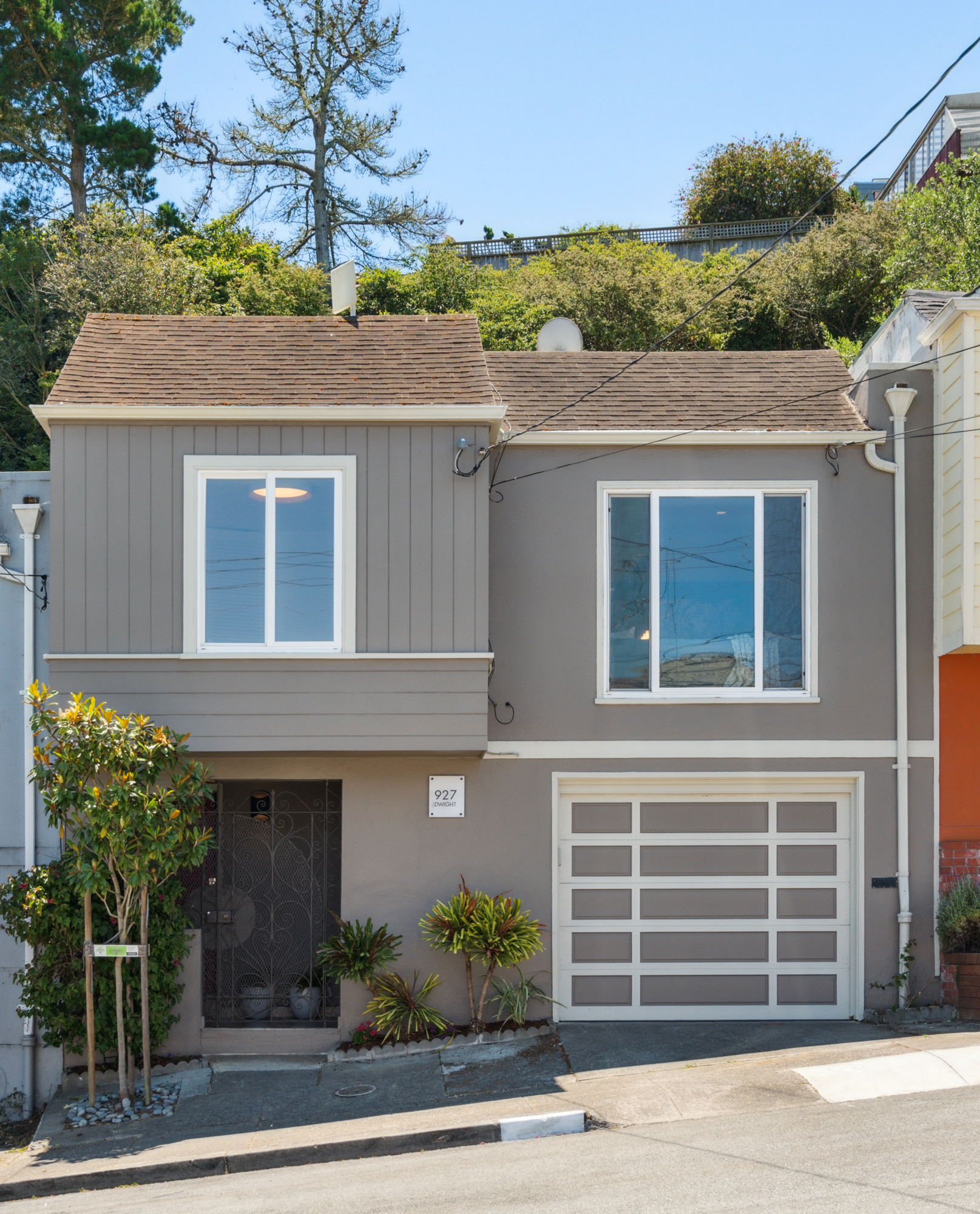 The front facade at 927 Dwight