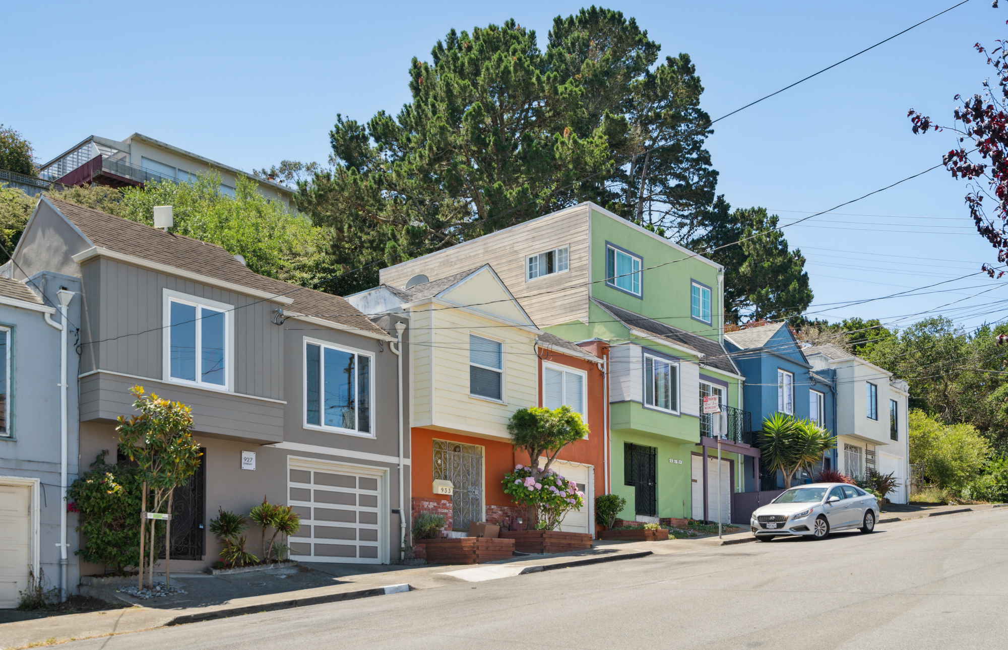 The front facade at 927 Dwight